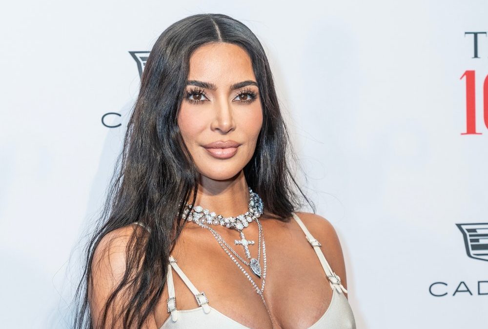 Raspelkurze Haare: Kim Kardashian ist kaum wiederzuerkennen