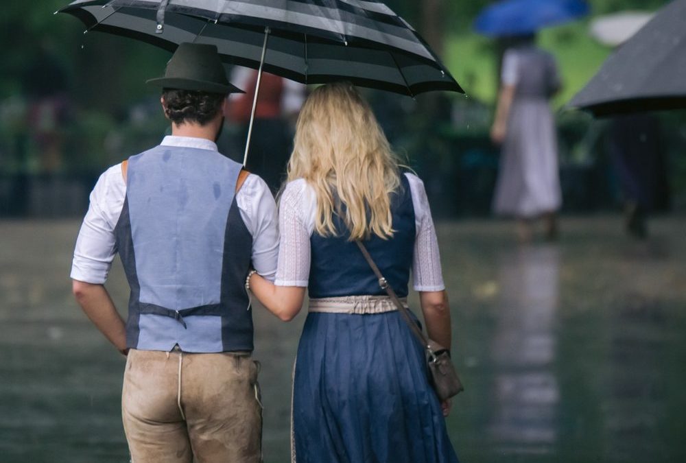 Bei Regen auf der Wiesn: Mit diesen Tipps wird das Dirndl wetterfest