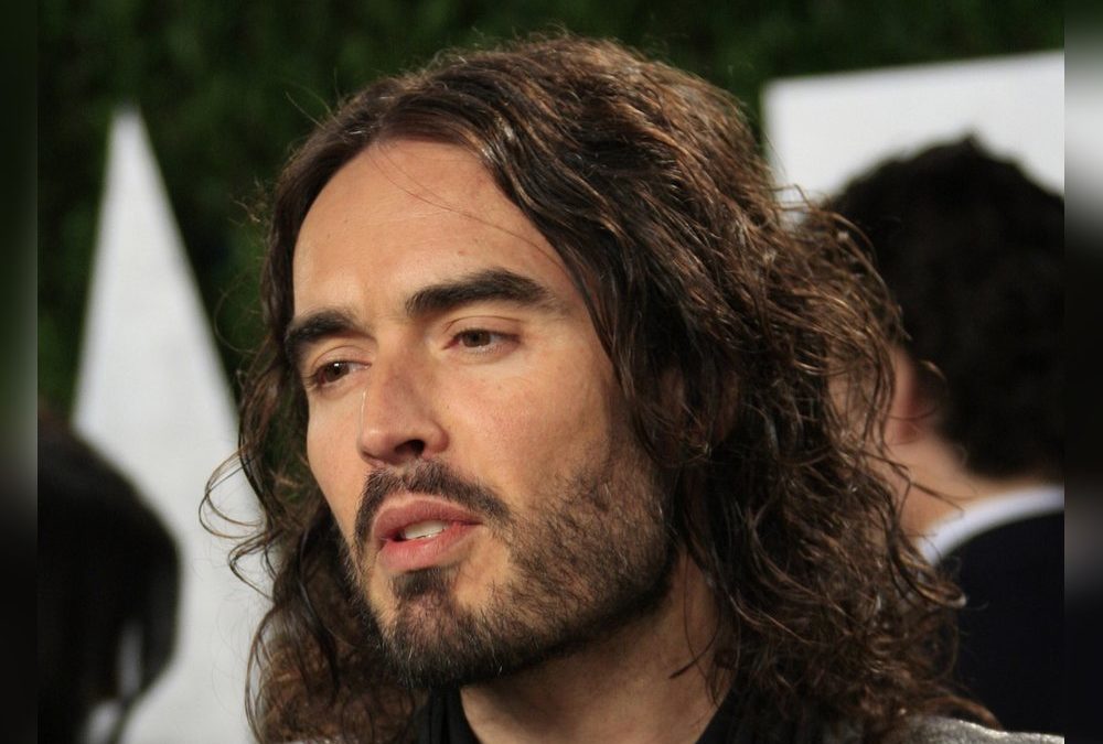 Russell Brand: Ehefrau hält nach Vergewaltigungsvorwürfen zu ihm