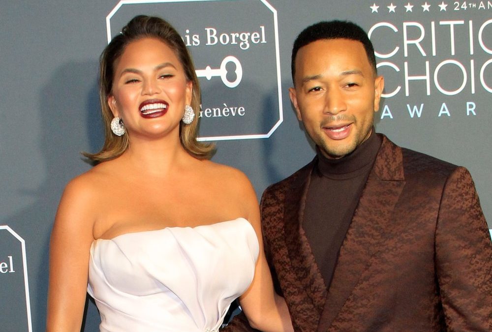 Chrissy Teigen kündigt großes Jubiläums-Wochenende an