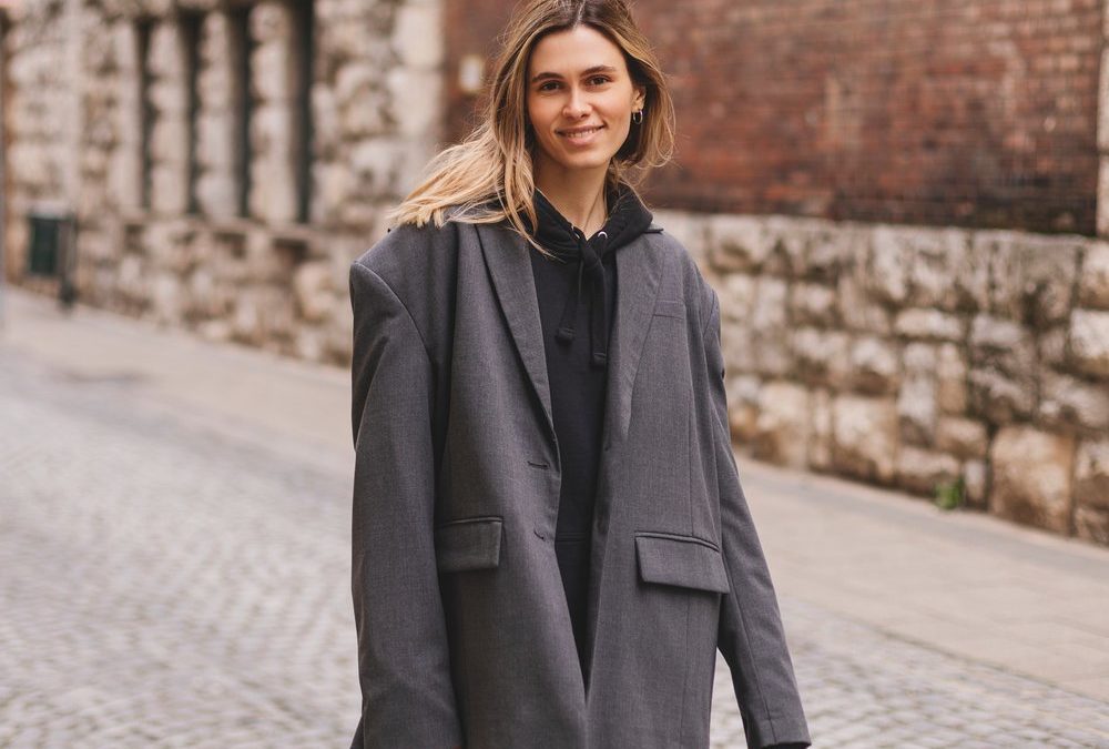Hoodie zum Blazer? So geht die Kombination aus sportlich und schick