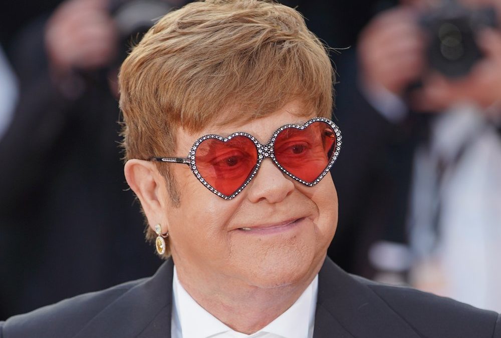 Einmal aussehen wie Elton John: Sänger bringt TikTok-Filter heraus