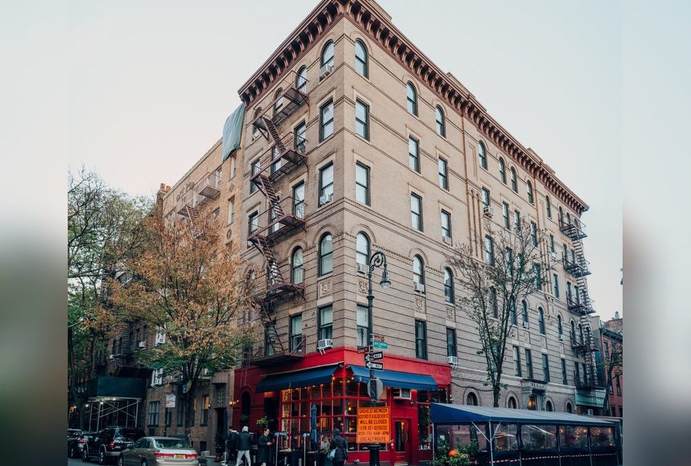 Fans trauern vor dem „Friends“-Gebäude in New York um Matthew Perry