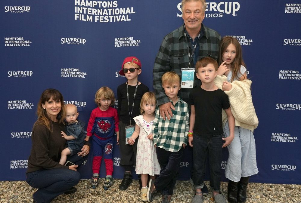 Alec Baldwin mit sieben Kindern auf dem roten Teppich – inklusive Baby