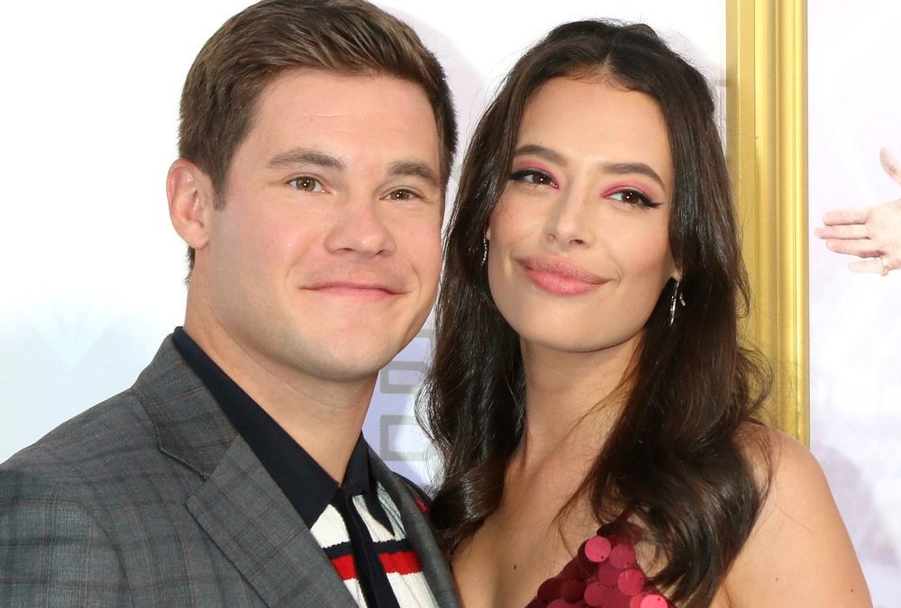 Süße Babybauch-Fotos: Adam DeVine und Chloe Bridges werden Eltern