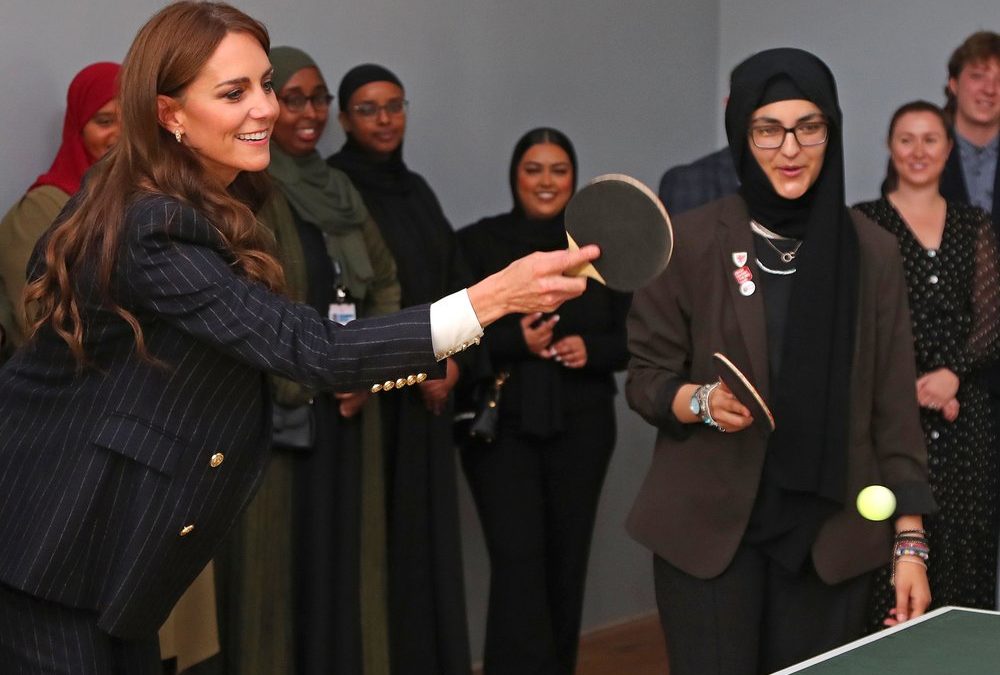 Prinzessin Kate zockt im eleganten Nadelstreifenanzug Tischtennis