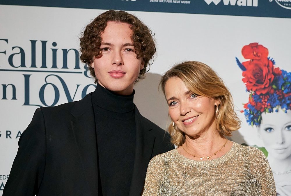 Roter Teppich in Berlin: Tina Ruland bringt ihren Sohn mit
