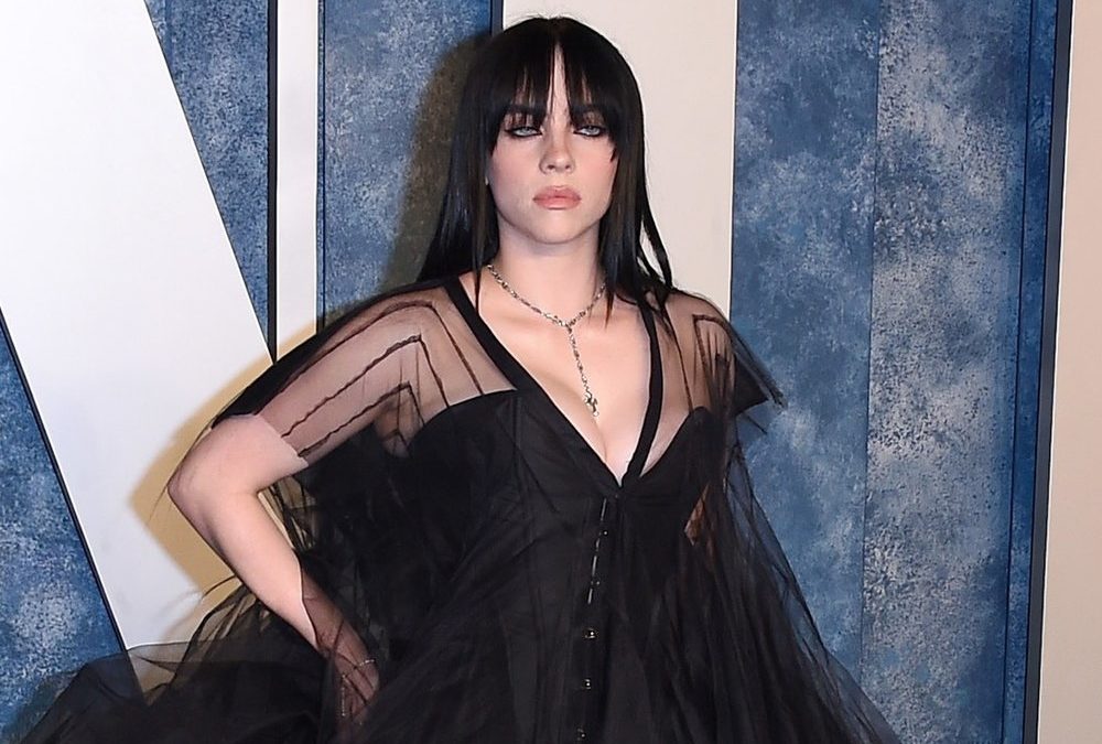 Billie Eilish überrascht mit riesigem Rückentattoo