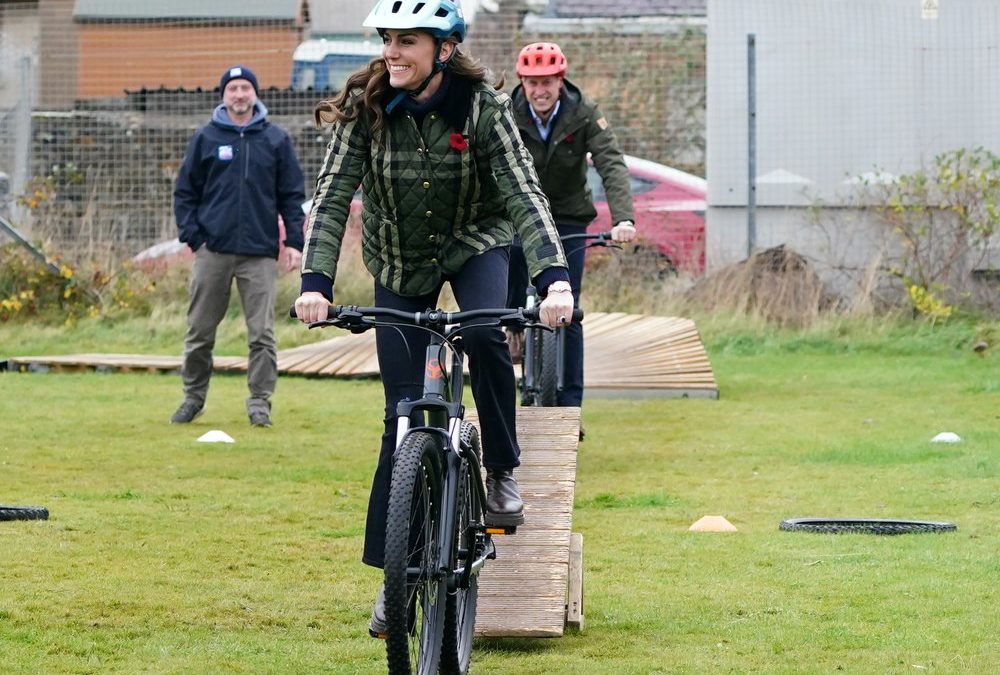 Kate und William: Sportliche Runde durch den Mountainbike-Parcours
