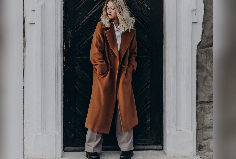 Lange braune Mäntel sind diesen Herbst und Winter im Trend