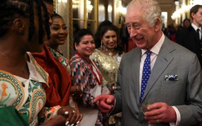 Gut gelaunter König Charles III. genießt Geburtstagsständchen