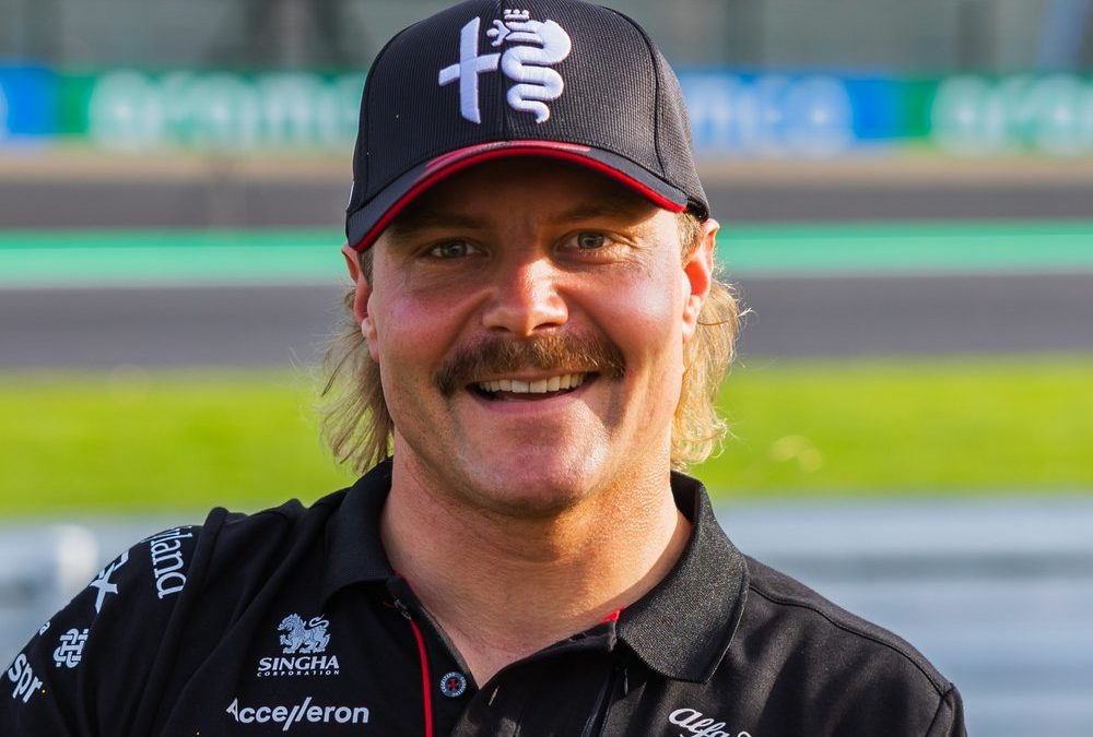 13 Mal Popo: Valtteri Bottas überrascht mit Nacktkalender