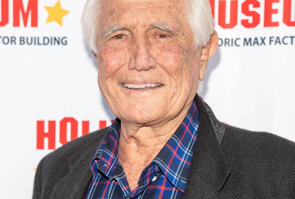 Ex-Bond George Lazenby kämpft sich nach schwerem Sturz zurück