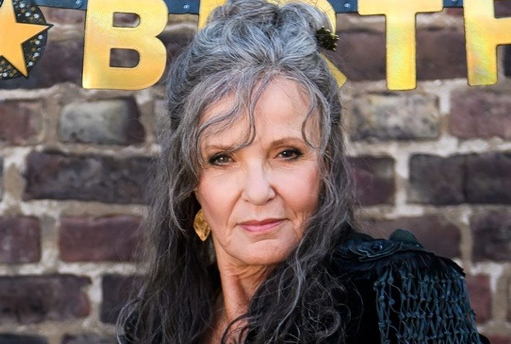 Wie gefällt Ulrike Kriener ihr graues, langes Haar in „Mona & Marie“?