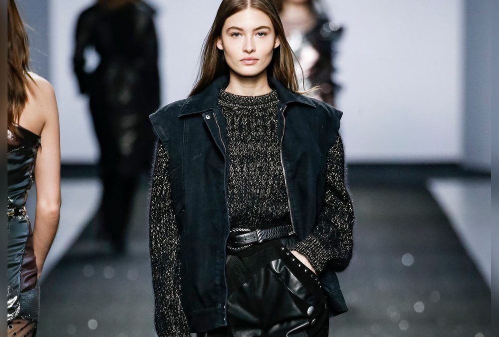 Mehr Glitzer im Alltag: Diesen Winter setzen wir auf Glamour-Pullover