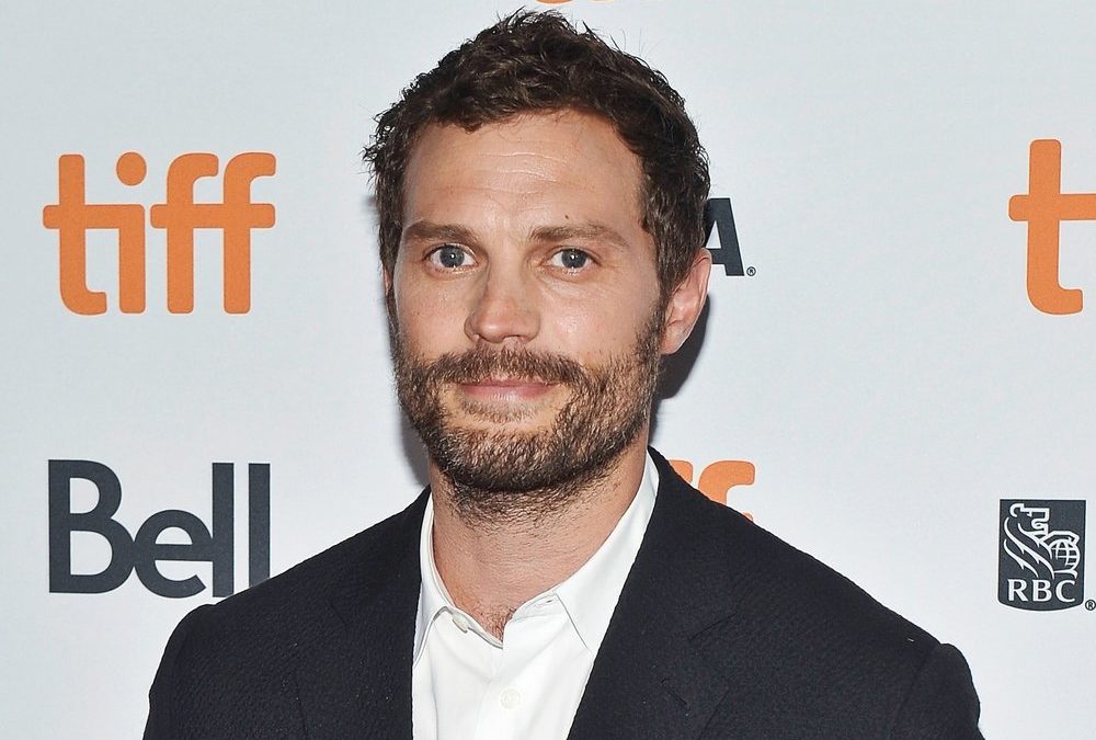 Giftige Raupen: Jamie Dornan mit Herzinfarkt-Symptomen in Klinik