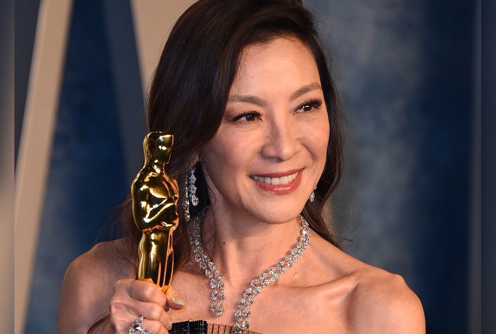 Michelle Yeoh sorgt als frisch gebackene Oma für Verwirrung