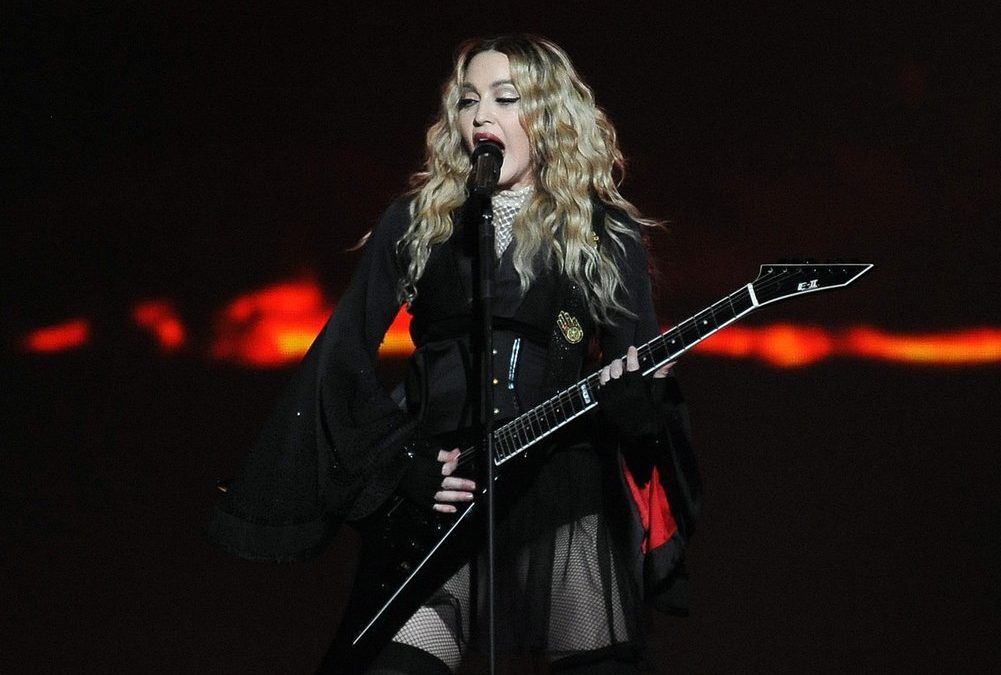 Madonna kippt bei einem Konzert vom Stuhl – und singt weiter