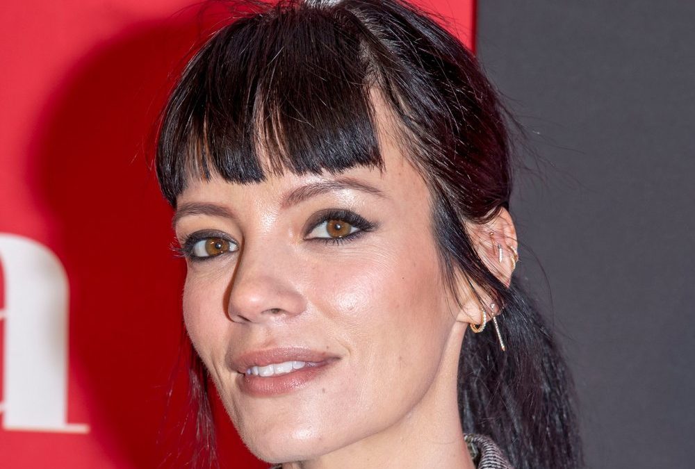 Rote Phase vorbei: Lily Allen kehrt zu dunklem Look zurück