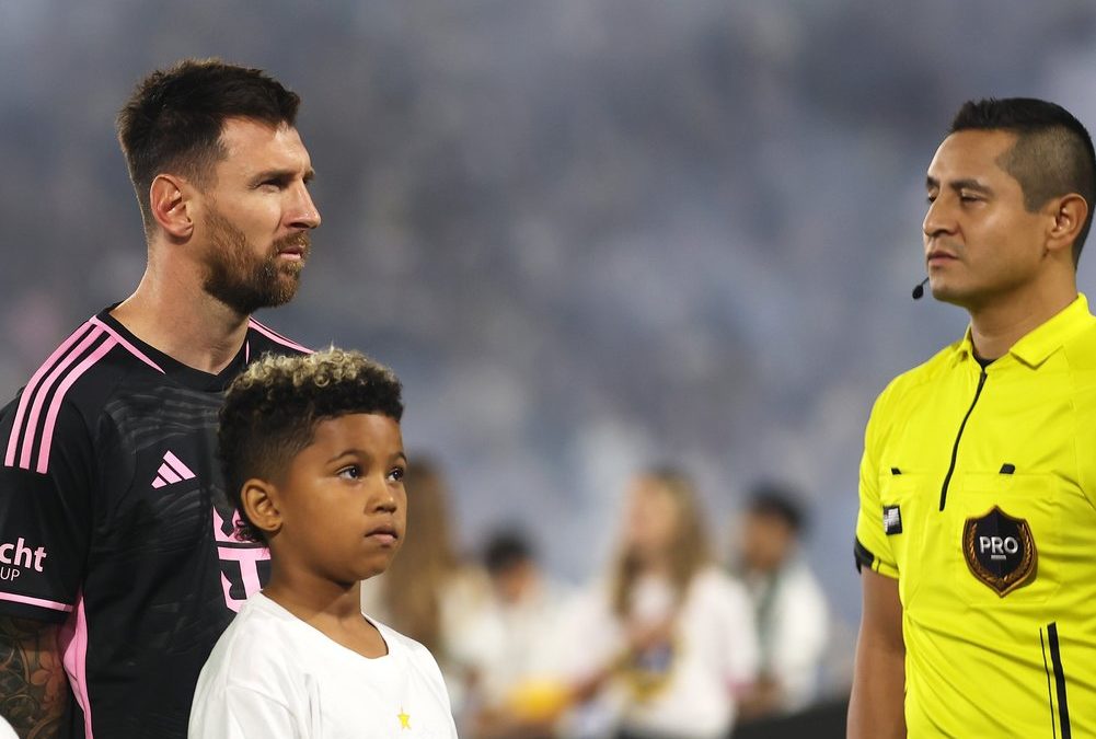 Kim Kardashians Sohn läuft mit Messi aufs Spielfeld