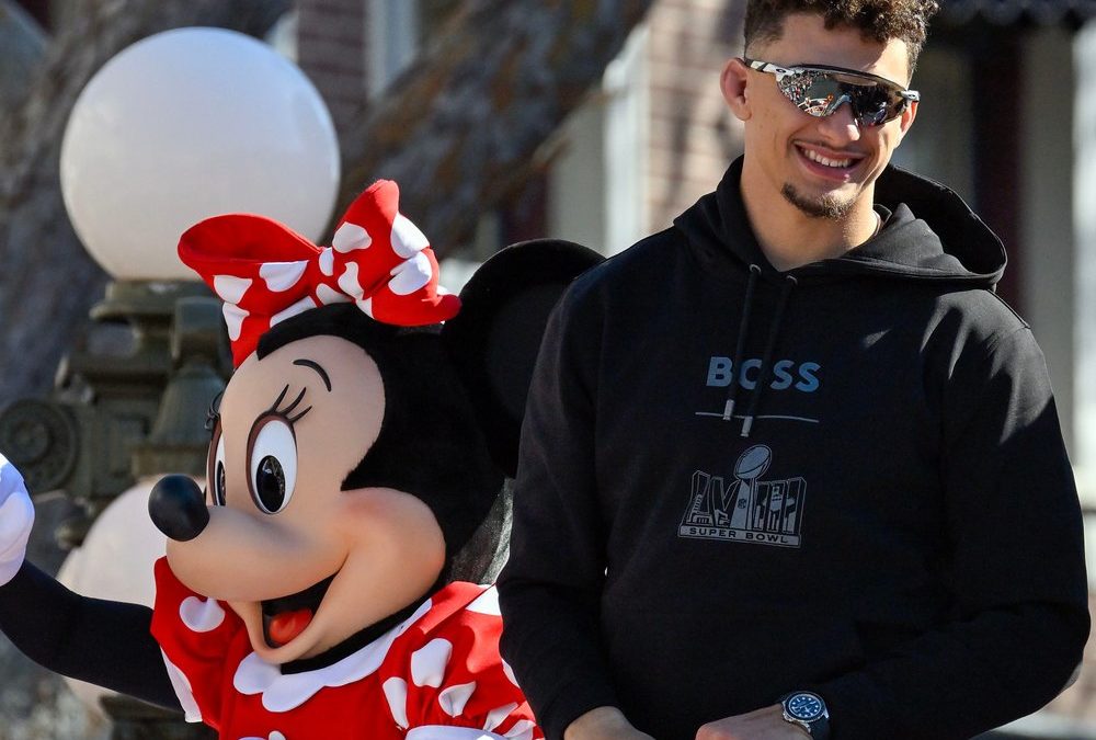 Patrick Mahomes: Super-Bowl-Gewinner feiert mit Familie in Disneyland