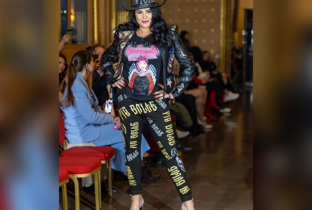 Iris Klein zeigt sich selbstbewusst auf der Fashion Week in Paris