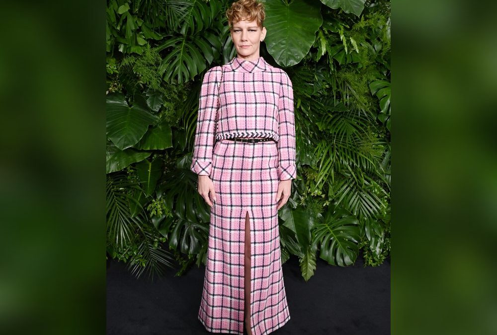 Vor-Oscar-Party von Chanel: Sandra Hüller im pinken Karo-Ensemble