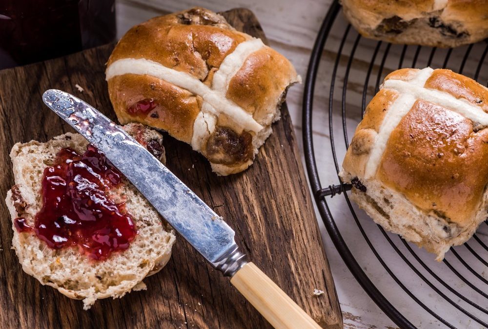 Tsoureki, Hot Cross Buns und mehr: Leckere Osterrezepte aus aller Welt