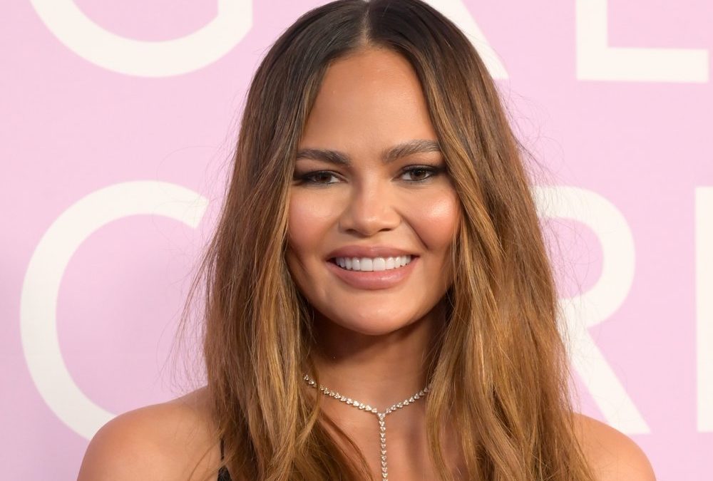 Fünf Stunden Verspätung: Chrissy Teigen schläft am Flughafen