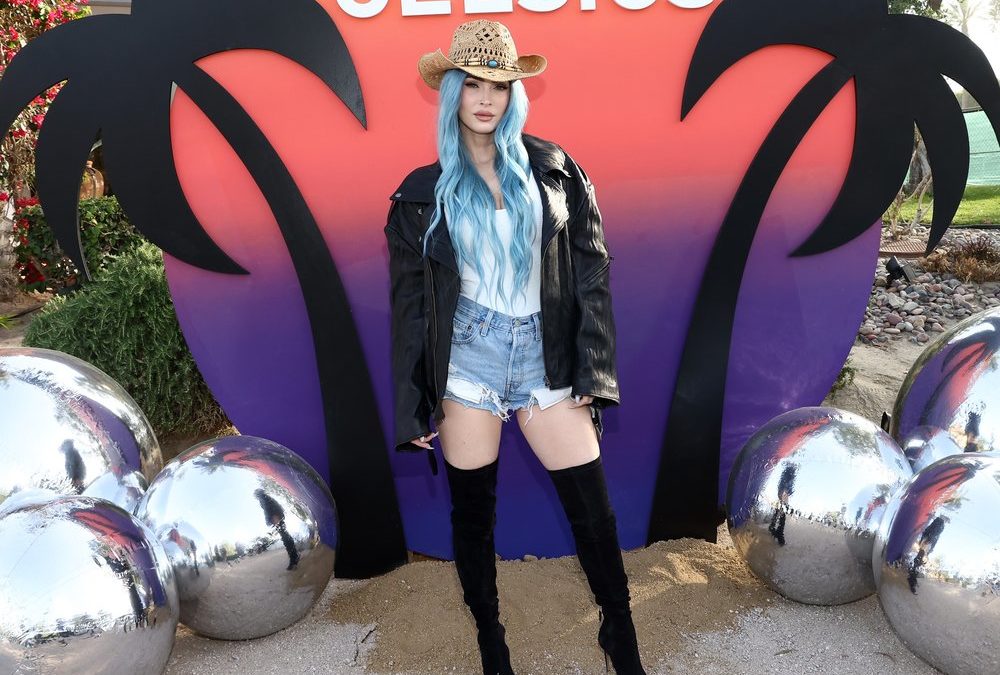 Nach gelöster Verlobung: Megan Fox mit blauem Haar beim Coachella