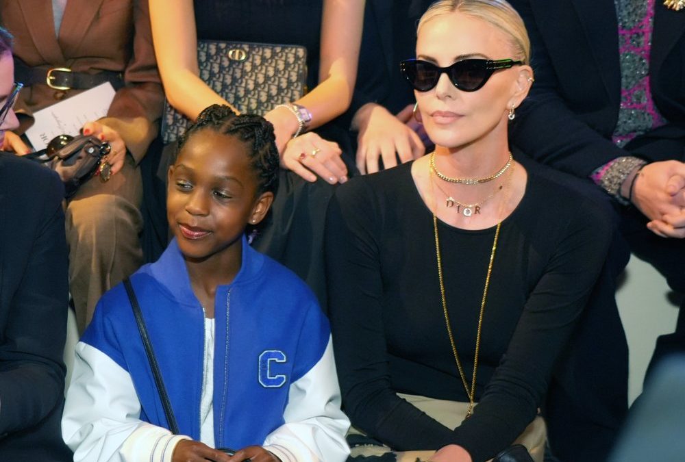 Charlize Theron: Ihre kleine Tochter begleitet sie zur Dior-Modenschau