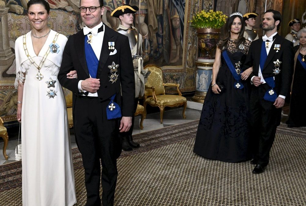 Tiara und weiße Robe: Victoria von Schweden glänzt beim Galadinner