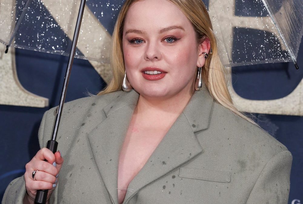 „Bridgerton“: Nicola Coughlan lag auch ohne Kamera nackt neben Co-Star