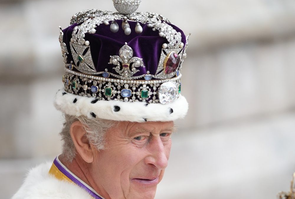 König Charles III.: Mit der Krone kam die Krise