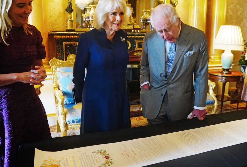 Ein Jahr nach Krönung: Charles und Camilla erhalten Coronation Roll