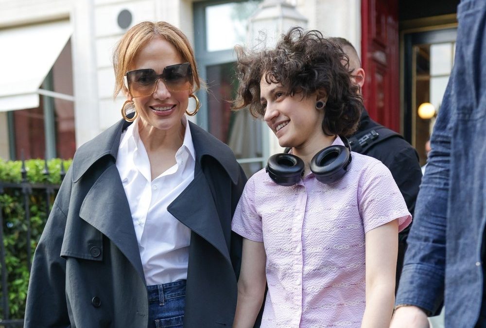 Süßer Ausflug in Paris: Jennifer Lopez und ihr Kind Emme Hand in Hand