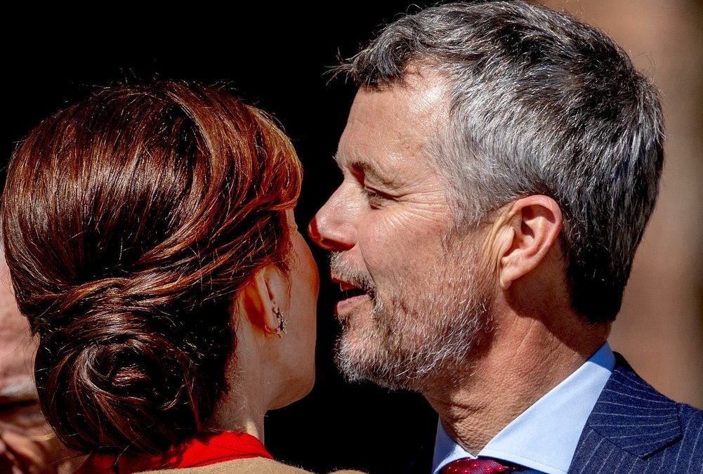Süße Geste: Mary von Dänemark bekommt Wangenkuss von König Frederik