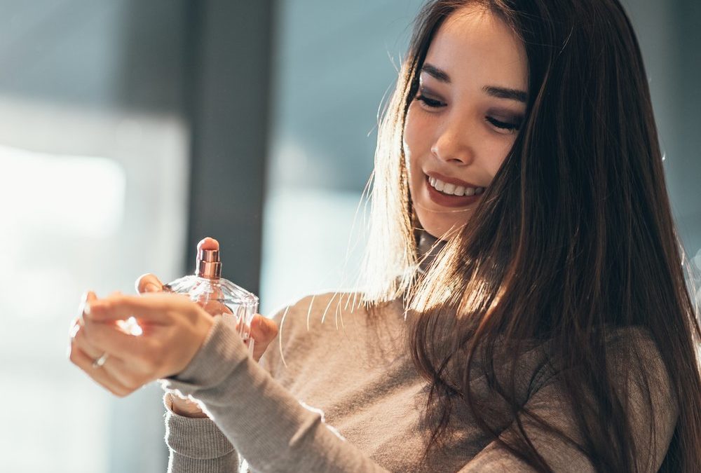 Nicht auf den Hals sprühen? Die häufigsten Parfüm-Fehler