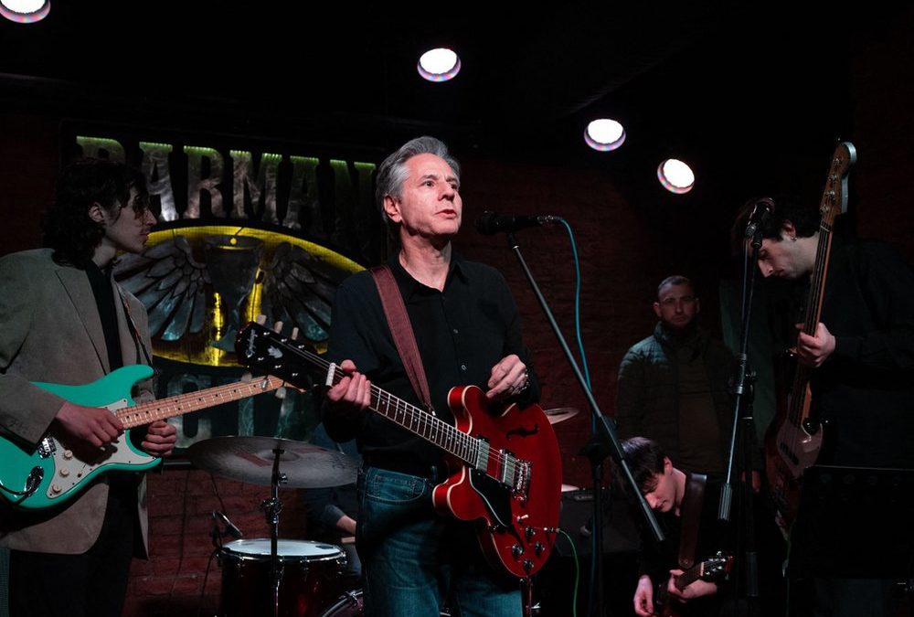 Kiew: US-Außenminister Antony Blinken greift in Nachtclub zur Gitarre