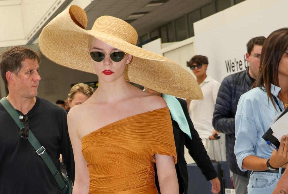 Glamouröse Ankunft: Anya Taylor-Joy am Flughafen in Cannes