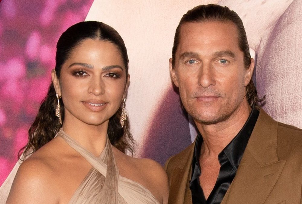 Prost! Camila und Matthew McConaughey werben ohne Hosen