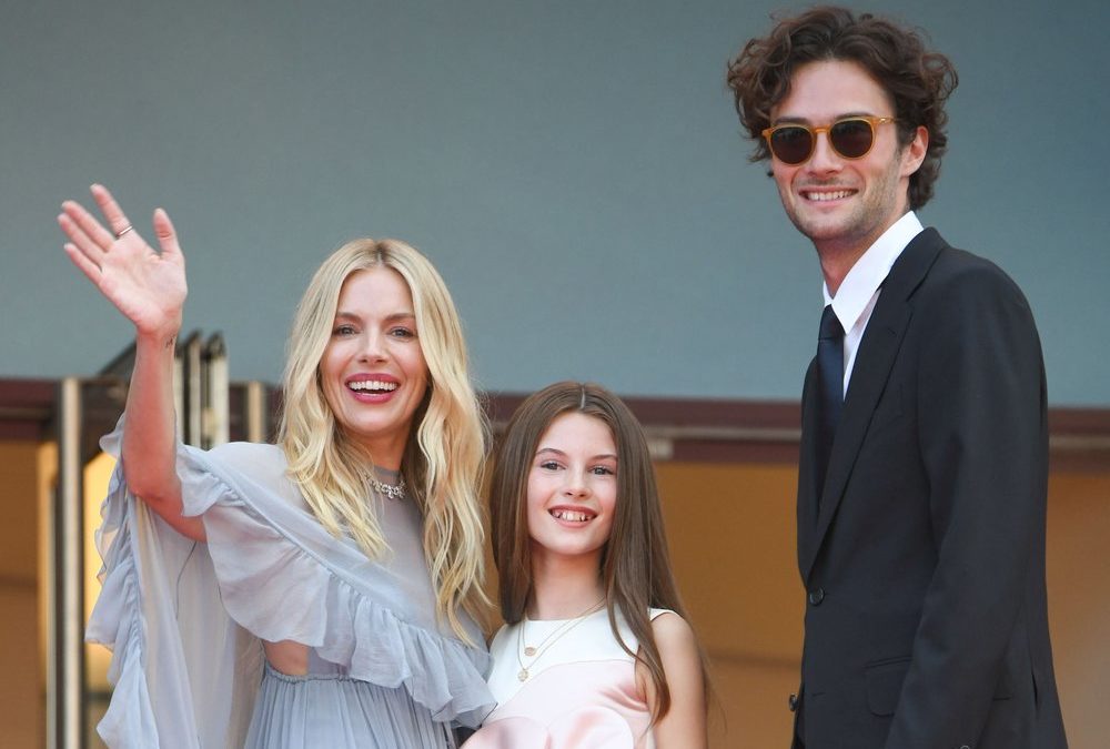 Sienna Miller zeigt sich erstmals mit Tochter auf dem roten Teppich