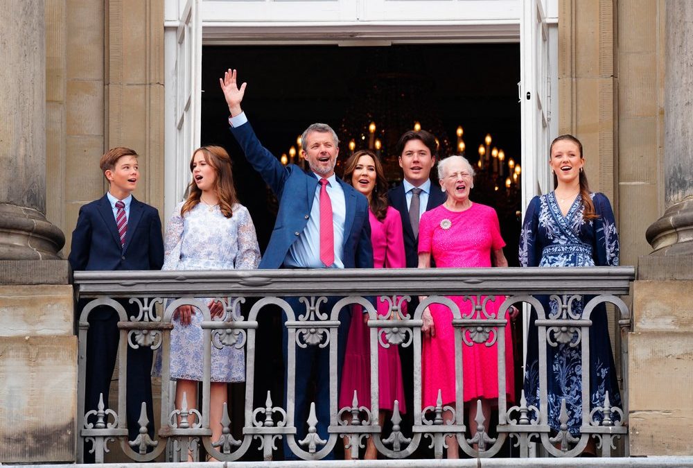König Frederik und Familie zeigen sich auf Palastbalkon