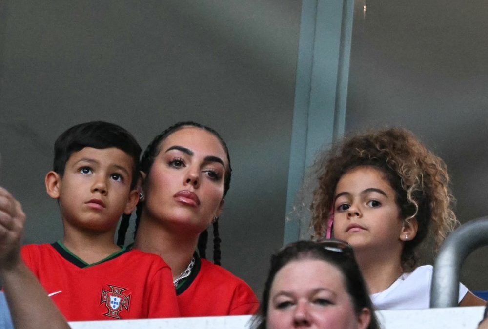 Georgina Rodríguez mit Kids bei Portugal-Niederlage im Stadion