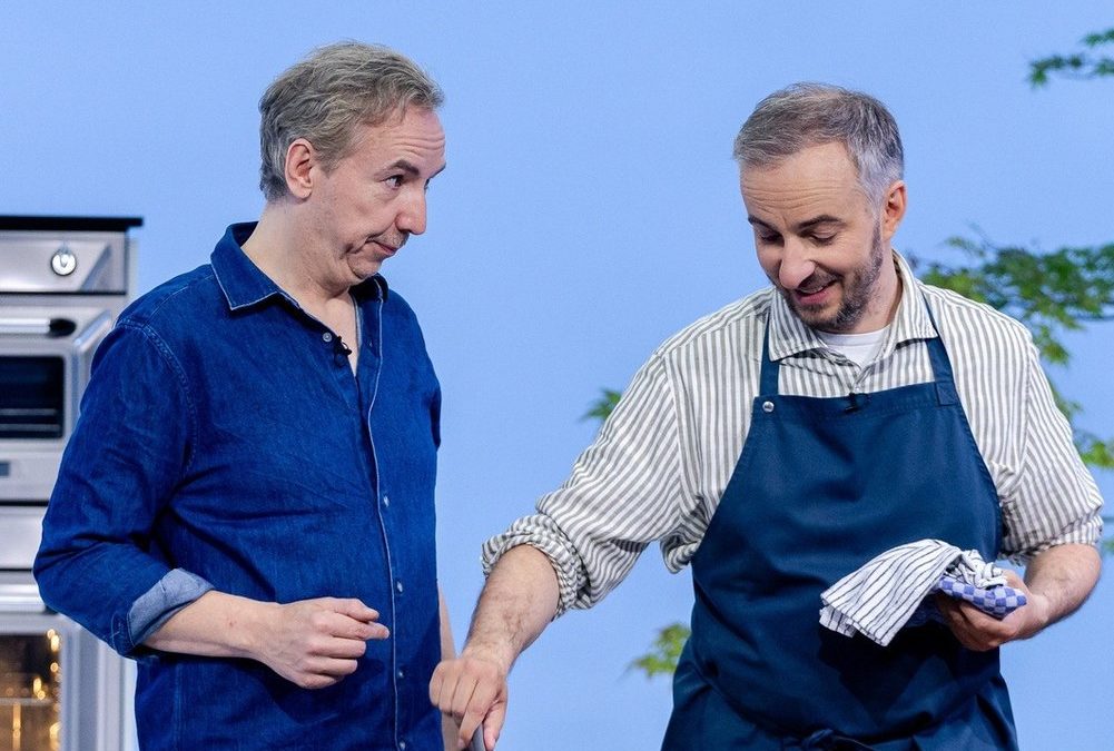 „Böhmi brutzelt“: Jan Böhmermann kocht im Juli wieder auf ZDFneo