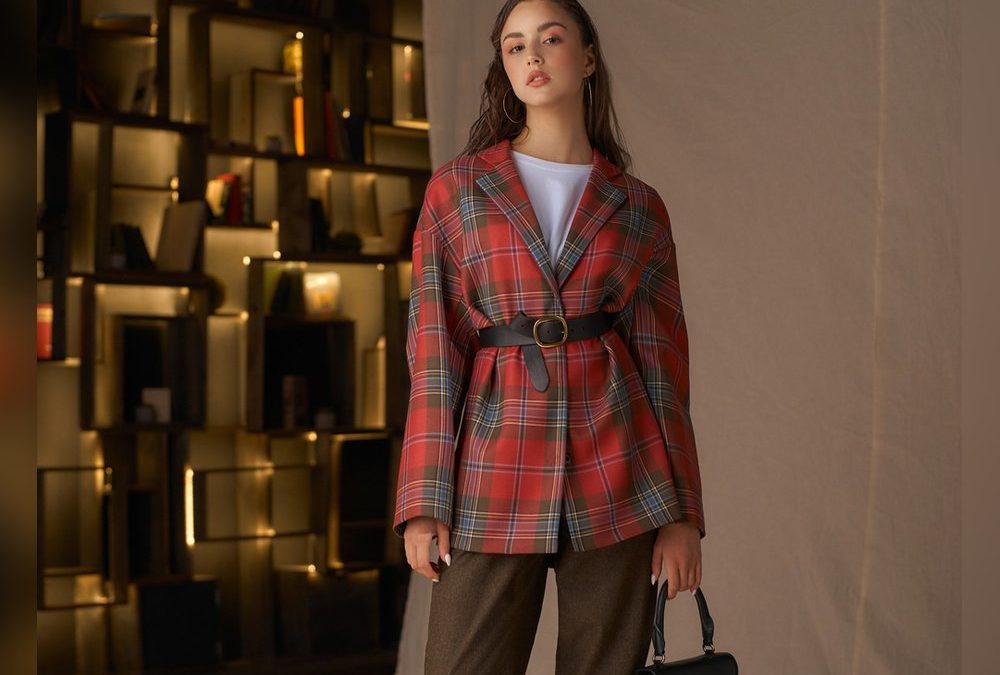 Steht jeder Frau: Blazer kombinieren wir nun mit diesem Accessoire