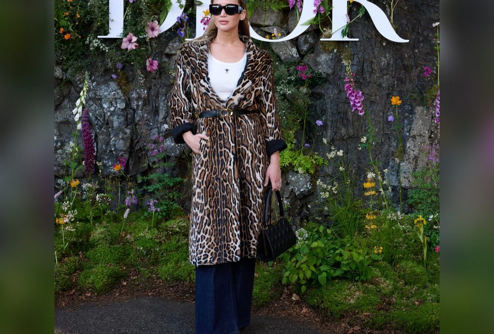 Dior-Show: Jennifer Lawrence ist mit ihrem Leo-Mantel der Hingucker
