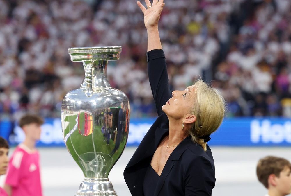 Ehefrau des verstorbenen Franz Beckenbauer schickt Kuss in den Himmel