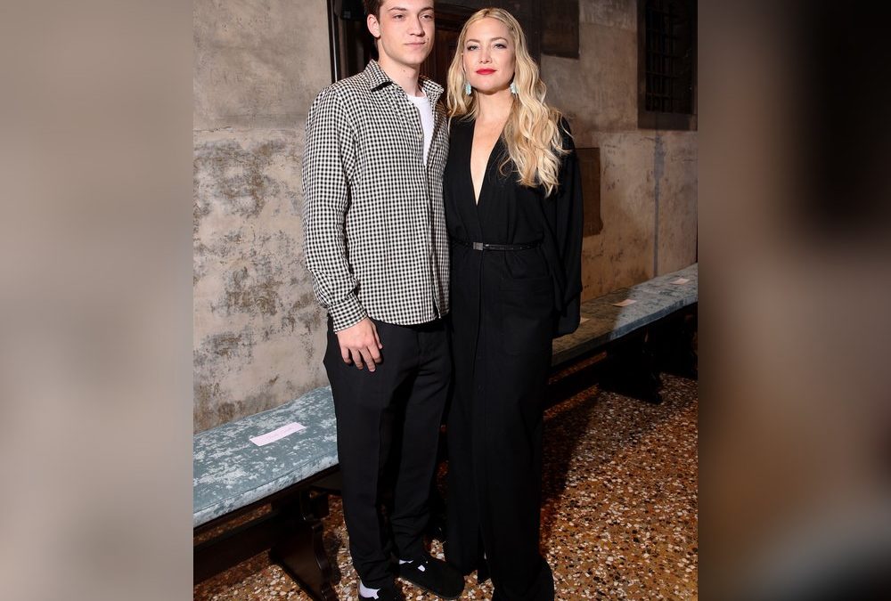 Kate Hudson kommt mit ihrem Sohn zur Modenschau in Venedig