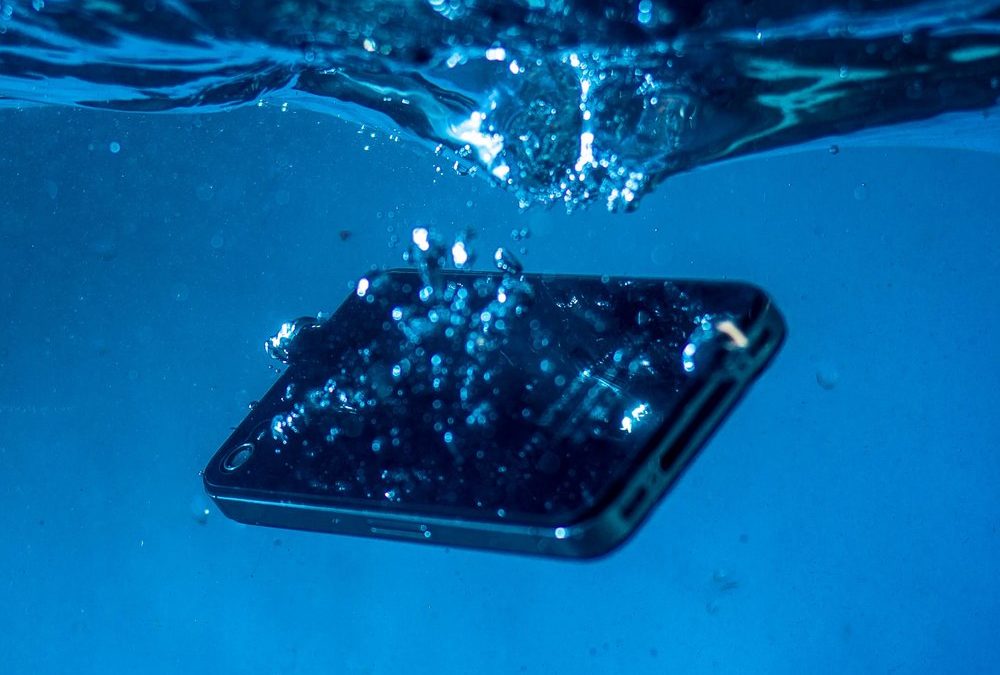 Ärger am Badesee: Was tun, wenn das Smartphone ins Wasser fällt?